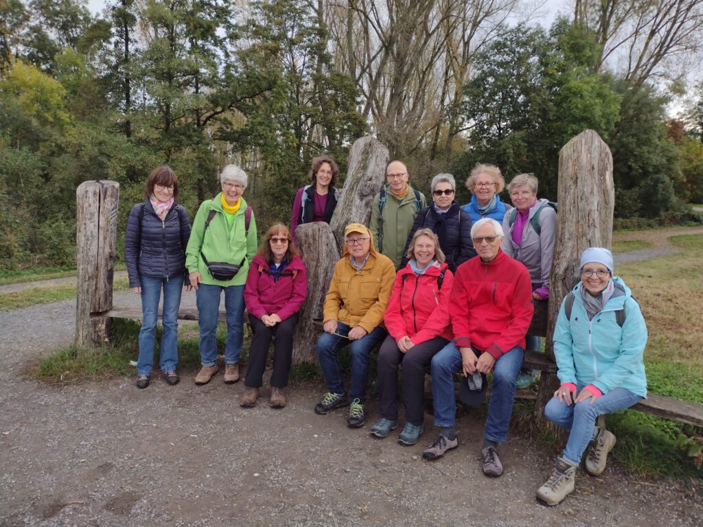 Wandergruppe in der Rheinaue