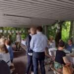 Grillfestteilnehmer und OB Kufen