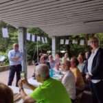 Grillfestteilnehmer und OB Kufen