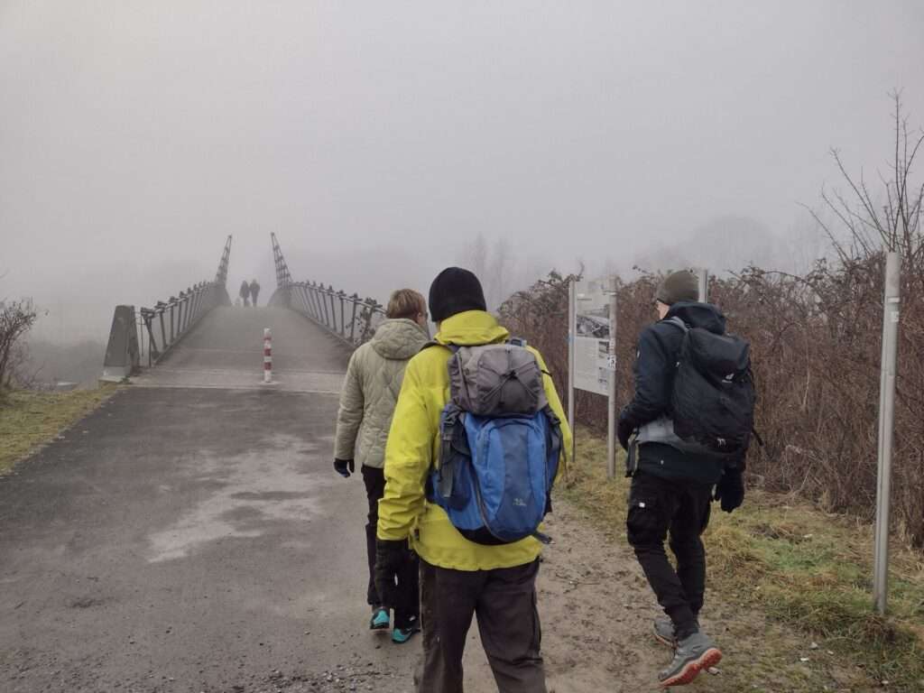 Stahlbrücke im Nebel