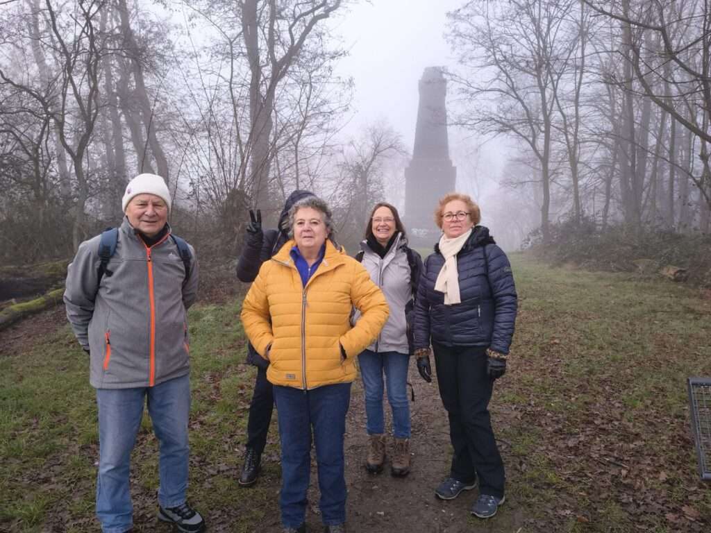 Bismarkturm im Nebel