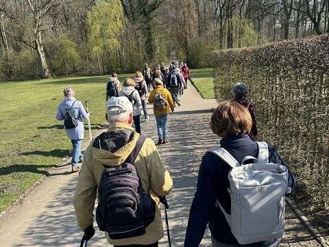 45 Personen auf dem Weg